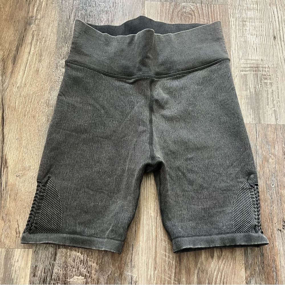 OFFLINE By Aerie Ribbed 7" Bike Short Dark Grey Size Medium